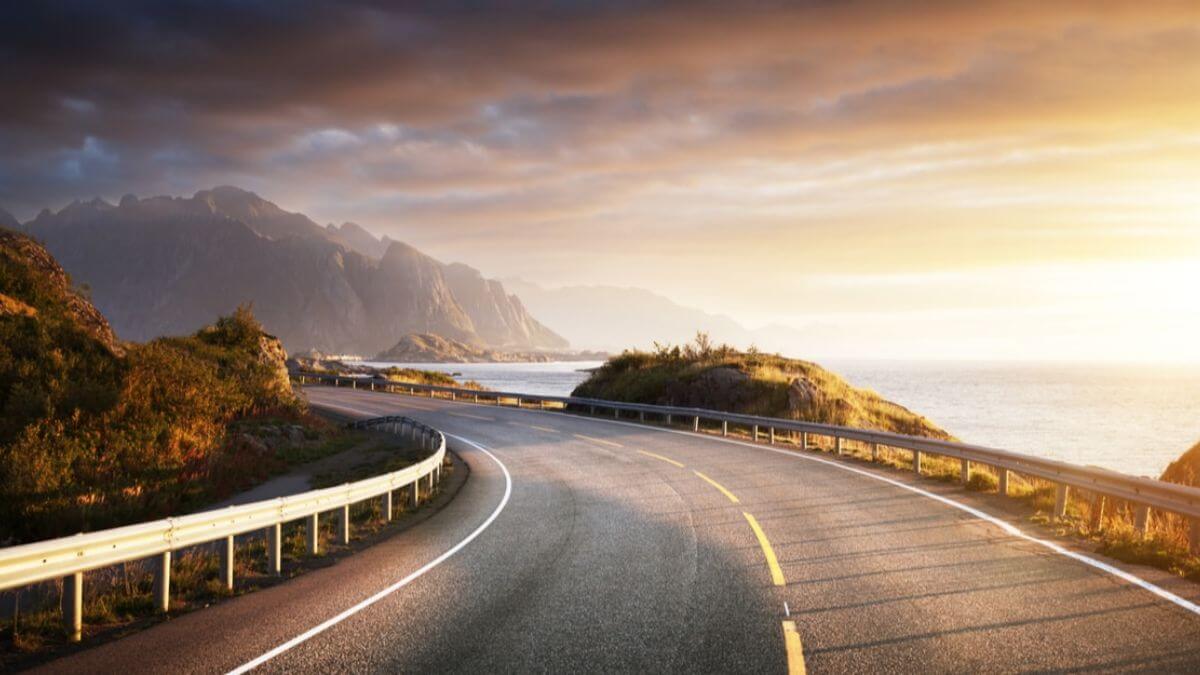 Top 4 Routes in the UAE for those who love to drive