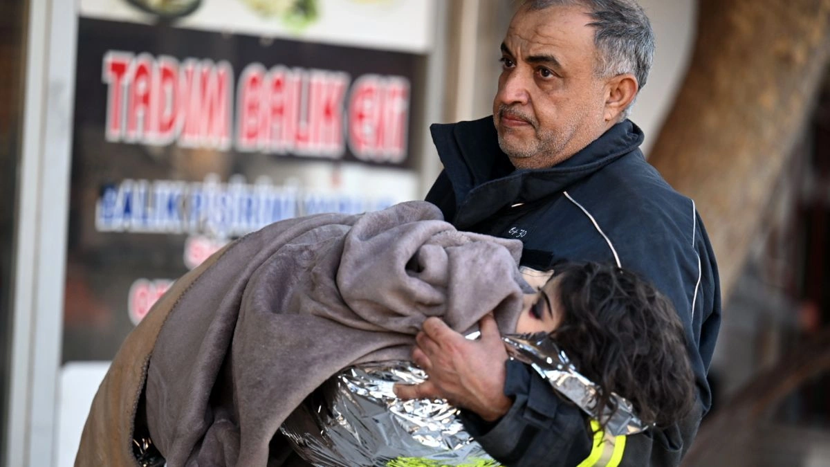 Emirati Crew Saves Syrian Family From Wreckage Of Their Home In Türkiye