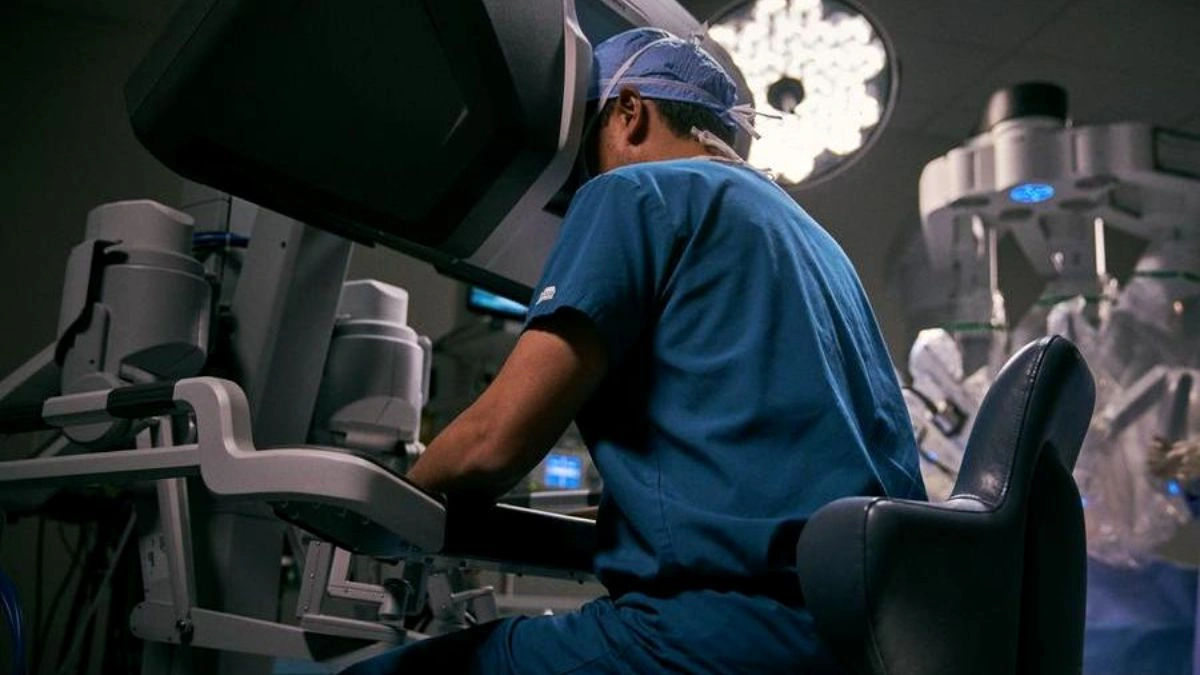 Renowned surgeons at Mediclinic City Hospital set new standards for robotic surgery with da Vinci system